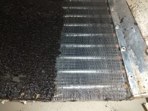 Veszélyes a penészes klíma? Így tisztítjuk ki 5 lépésben | klíma telepítés Újpesten Félig megtisztított penészes klíma beltéri egysége