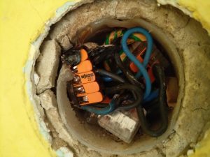Miért kell külön elektromos betáplálás a klímának? | Klíma Újpest megégett kötés, és régi alumínium vezeték.