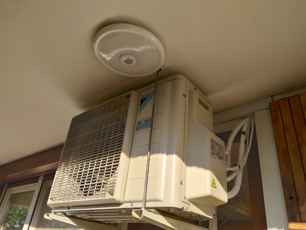 Daikin multi kültéri egység mennyezet alatt, menetes szárral megtámasztott konzolon
