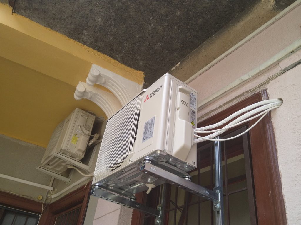 Mitsubishi Electric kültéri egység horganyzott szerelősín-kereten, régi házban